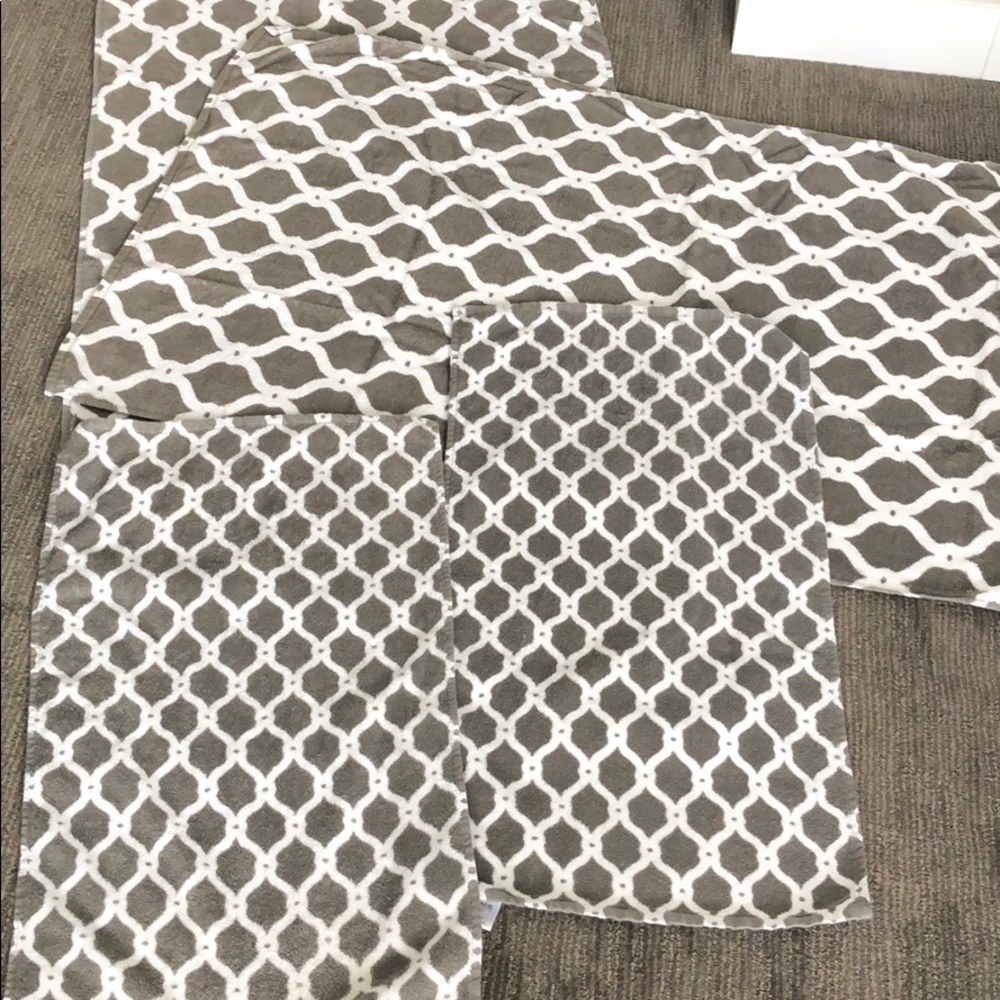 Decorative bath towels set